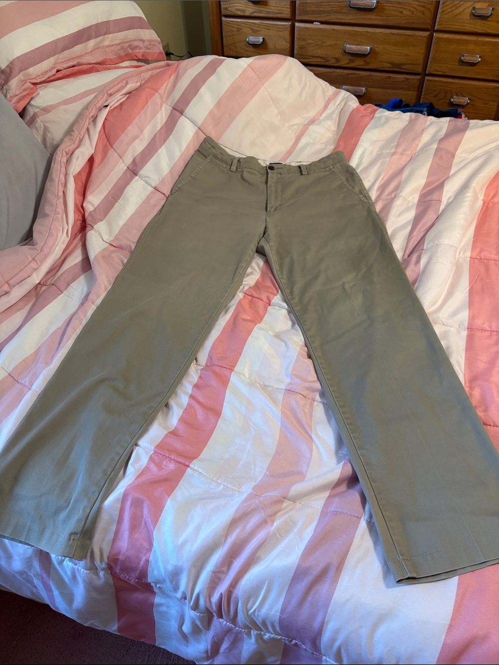 Dockers Classic Fit khakis size 32/34